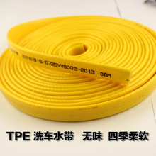 一辆轿车后挡风改装强光频闪灯具:盯着看两秒眼睛生疼